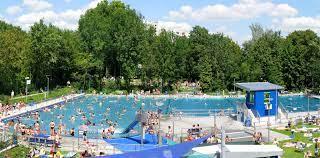 Wirtschaft und infrastruktur bildung und forschung. Im Frankfurter Freibad Hausen Ist Welt Noch In Ordnung Extratipp