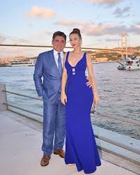 2019 novemberének végén derült fény arra, hogy dallos bogi és puskás peti egy párt alkotnak: Fotokon Csosz Bogi 13 Evvel Idosebb Ferje A Torok Milliardos Burakert Rajonganak A Nok Hazai Sztar Femina
