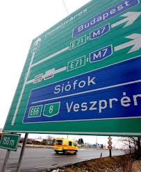 Az úthibák megszűntetése és a korszerűbb aszfaltburkolatnak köszönhetően csökken a járművek amortizációja és. Szekesfehervar Ideiglenesen Az M7 Es Autopalya Ingyenesseget Kerne Autoszektor
