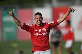 Thiago galhardo do nascimento rocha (born 20 july 1989), known as thiago galhardo or simply galhardo, is a brazilian footballer who plays for ponte preta as an attacking midfielder. Claudinho Marca Mais Uma Vez E Se Isola Na Artilharia Do Brasileirao Fotos R7 Futebol
