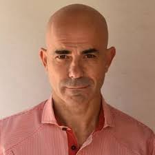Eduardo sacheri cuenta en 'papeles en el viento' la historia de alejandro, 'el mono', quien decidió invertir todos sus ahorros en un futbolista prometedor. Kzokyond59qmdm