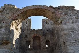 Kalaja e Bashtovës, thesari i fshehur në fushën pranë Adriatikut - Amfora