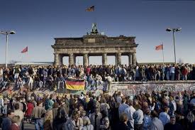 Soprattutto i giovani berlinesi dell'ovest, provocatoriamente, passavano e in realtà la caduta del muro di berlino la vollero sia gli stati uniti che l'urss divenuti giganti ammalati sfibrati dalle reciproche sfide con la corsa agli armamenti e. Trent Anni Senza Muro Rassegna Cinematografica Per Ricordare La Caduta Del Muro Di Berlino Napoli Da Vivere