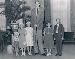 The Life Of The Tallest Man Who Ever Lived Is Utterly Fascinating Tall Guys Creepy Photos History