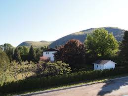 Le Mont St Hilaire Est A 2 Pas Du Projet Immobilier Chemin De La Montagne Natural Landmarks Landmarks Photo
