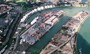 Sie liegt am rhein und hat etwa 164.000 einwohner. Hafen Ludwigshafen Hafen Rheinland Pfalz