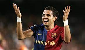 É o jogador com mais títulos oficiais na história do futebol, à frente de giggs, iniesta, maxwell e piqué (com 35 títulos cada). Daniel Alves Da Silva Dani Alves