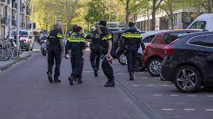 Met officieel 33.000 leden en 20.000 in onze personeelsbadge. Schoten In Amsterdam Politie Pakt Drie Man Op En Vindt Automatische Wapens Nos