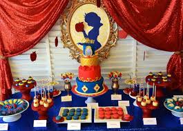 La Blanche Neige Et Les Sept Nains Idees Decoration Festive Archzine Fr Anniversaire Blanche Neige Blanche Neige Fetes Disney