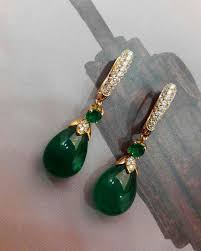 Najlepsze oferty i okazje z całego świata! These Elegant Gold Diamond And Emerald Drop Earrings From Crivelliofficial Enh Gold Jewellery Design Necklaces Emerald Earrings Drop Jewelry Design Earrings