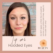 Painting eyes with a thin black line under the top lid