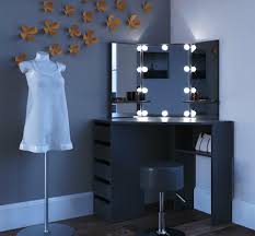 Une coiffeuse est un petit meuble que l'on dispose dans la chambre à l'endroit où la lumière du jour est la plus intense sans être éblouissante. Coiffeuse Scandinave Coiffeuse Angle Meuble