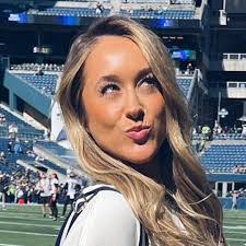 Natalie Newman's Instagram, Twitter & Facebook