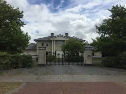 Ook treedt hij op in het theater. Zo Ziet De Eerste Miljoenenbuurt Van Almere Eruit Vrij Bouwen Is De Norm