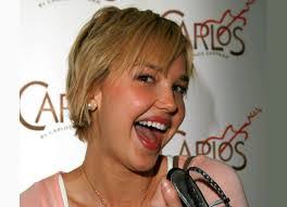 Arielle Short's Instagram, Twitter & Facebook