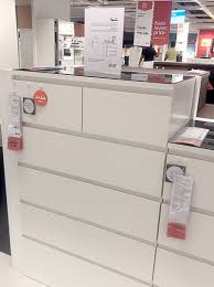 جريدة البلاد خزائن في إيكيا قابلة لإحداث إصابات خطيرة إذا لم تثبت