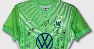 Die schöne veredelung wird über dem vereinslogo angebracht und kommt erstmals beim testspiel gegen den fsv gütersloh zum einsatz. Vfl Wolfsburg Frauenteam Unterschreibt Ein Rohling Spielertrikot