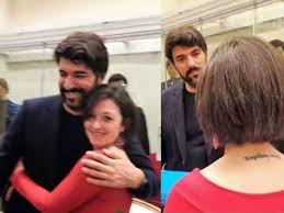 Engin Akyurek Y Su Fan Daliana Scarone Con Su Tatuaje Amor Incondicional Tatuajes De Amor Amor Incondicional Eres Maravilloso