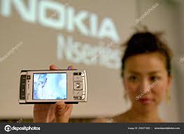 Chinese Showgirl Shows Nokia N95 Cell ...