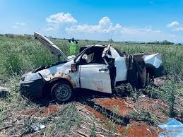 Mãe e filho morrem após carro sair da pista e capotar na BR-153, em Itumbiara