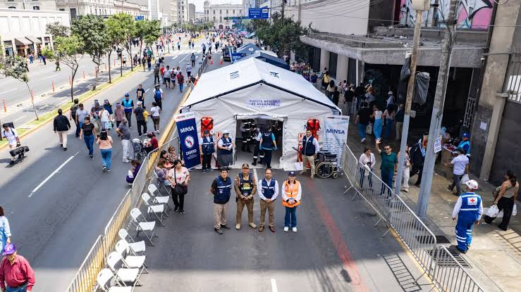 Despliegue m�dico y de emergencia para la procesi�n del Se�or de los Milagros 💜🚑 Ante la masiva afluencia de fieles durante la primera salida del Cristo de Pachacamilla, hemos activado un plan