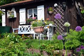 Shabby style garten der einfachste weg of erstellen die eigenschaft erscheinungsbild neue wird zu verbessern das stück der möbel mit jedem ahreszeit. Garten Hutte Shabby Chic Blumen Fototapete Fototapeten Landleben Timeout Geranie Myloview De