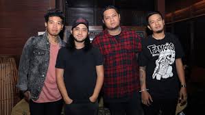 chorus c g c d g g em engkau yang sedang patah hati am d menangislah dan jangan ragu ungkapkan bm em betapa pedih hati yang tersakiti am d racun yang membunuhmu secara perlahan Lirik Lagu Pedih Last Child Ragam Bola Com