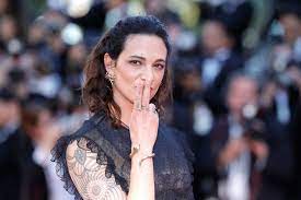 In 1988 she had the leading role in cristina comencini's first film, zoo (1988), and was part of the cast of the church (1989),. Asia Argento 17 Jahriger Bennett Soll Sie Sexuell Attackiert Haben