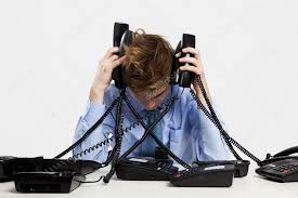 Resultado de imagem para pessoa a atender chamadas no telefone