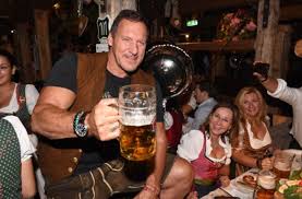 Sylvester stallone was joined by ralf moller, chuck zito and mickey rourke for lunch at cafe roma in. Schauspieler Ralf Moller Auf Dem Munchner Oktoberfest Stuttgarter Nachrichten
