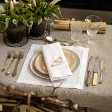 Idees rideaux fenetres decoration maison pour noel décoration de fenetre de salon autocollant pour vitre article noel rideau panneau pour fenetre les décorations de noël deco porte fenetre autocollant pour vitre maison rideaux grande. Deco De Noel Style Chalet Femme Actuelle Le Mag