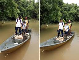 Di mana bumi dipijak, di situ langit dijunjung. Bersampan Redah Banjir Ke Sekolah