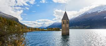 2002 wurden stimmen aus der bevölkerung laut, man hätte das ausmaß der hochwasserkatastrophe geringer halten können, wenn man das wasser aus dem stausee ottenstein früher abgelassen hätte, experten entkräfteten das jedoch. Versunkene Kirchen Katholisch De