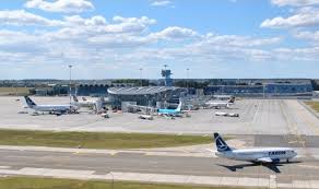 Situat la 16,5 km nord de centrul bucureștiului, aeroportul internațional henri coandă bucurești este cel mai mare aeroport al româniei, deservind 67 de destinații externe și 9 destinații interne. Dezvoltarea Aeroportului Otopeni AnalizatÄƒ Cu Ajutorul Diviziei De InvestiÈ›ii A BÄƒncii Mondiale Cursdeguvernare Ro Cursdeguvernare Ro
