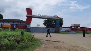 Berdasarkan informasi dari pertamina, kebakaran terjadi akibat sambaran petir di tangki yang bocor. Pertamina Pastikan Kebakaran Asset 3 Balongan Indramayu Tak Ganggu Operasional Tribun Jabar
