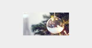 Recouvertes de papier de soie, des boules de polystyrène se déguisent pour noël et enfilent de jolis motifs traditionnels en peinture. Comment Fabriquer Des Boules De Noel Avec Des Pommes De Pin Diy Terrafemina