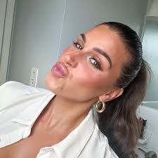 Courtney Snell's Instagram, Twitter & Facebook