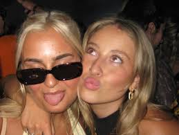 Giving Aphrodite a run for her money 🍸💋