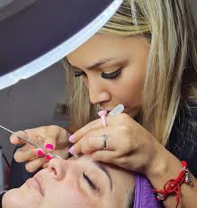 ✨Curso de extensiones de pestañas pelo a pelo • Dos visitas: clase teórica  y práctica con modelo incluida • El curso incluye: material teórico y  practico, coffee break y entrega de certificados