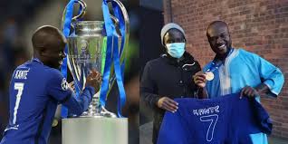 Discover more posts about ngolo kante. N Golo Kante Flashes Warm Smile As He Receives Customized Smock From A Ghanaian After Chelsea S Champions League Victory Ghanamma Com