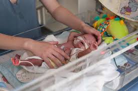 Schwangerschaftswoche ist die lunge vollständig entwickelt und das baby kann mit unterstützung atmen. 390 Gramm