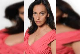 Su primera aparición en televisión fue en la telenovela marrón glacé de canal 13. Claudia Burr Archivos Radioactiva 92 5