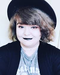 Kris Ennis's Instagram, Twitter & Facebook