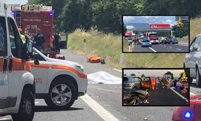È sufficiente girare per i vicoli e le strade del centro. Incidente Fa Strage In Autostrada Quattro Morti Due Sono Bambini