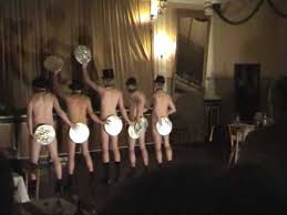 Ein sehr lustige showeinlage für die hochzeit die ihr euch am besten selbst erst anschaut. Hochzeitsauffuhrung Showeinlage Zur Hochzeit Youtube