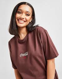 Coca cola is the world's most renowned beverage maker with the most iconic logo ever. Fila X Coca Cola Logo Oversized T Shirt Damen Braun Jd Sports Osterreich