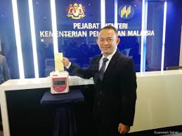 For more information and source, see on this link : Bernama Twitterren Menteri Pendidikan Maszlee Memulakan Tugas Hari Pertama Di Pejabat Menteri Kementerian Pendidikan Putrajaya Pagi Ini Https T Co S1b1uxknxr