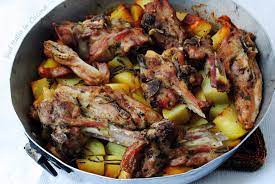 Preparazione in una teglia capace, dal bordo alto, versate 4 cucchiai di olio, unite la cipolla affettata grossolanamente, l'agnello tagliato a pezzi, le patate pelate e tagliate a fette. Tiella Di Agnello Al Forno Con Patate Sud Italia In Cucina