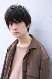 向井理 丸顔メンズ必見 向井理風の髪型で小顔ハンサム bangs バングス 髪型 黒髪 メンズ ヘアスタイル 髪型