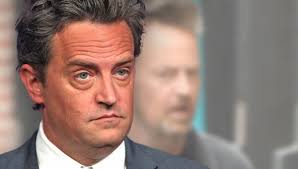 Matthew perry releases new friends merch ahead of reunion special: Friends Star Matthew Perry Erschopfter Ausdruck Undeutliche Aussprache Fans Sorgen Sich Um Ihn Bunte De